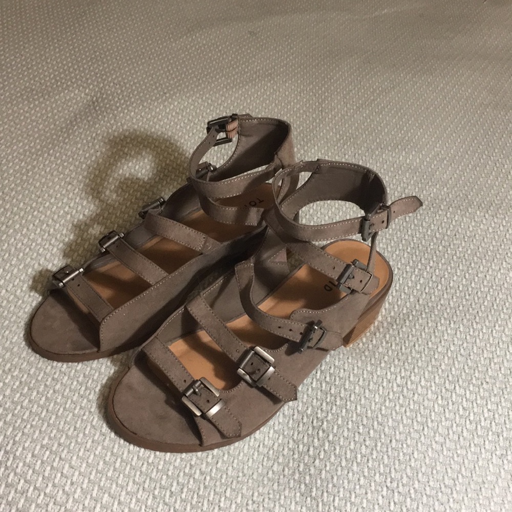 9 Wide Brown buckle sandals